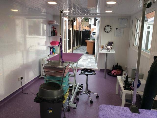 Non-slip, hygienic safety flooring for dog grooming parlours in Manchester & Liverpool. Heavy-duty, waterproof vinyl…